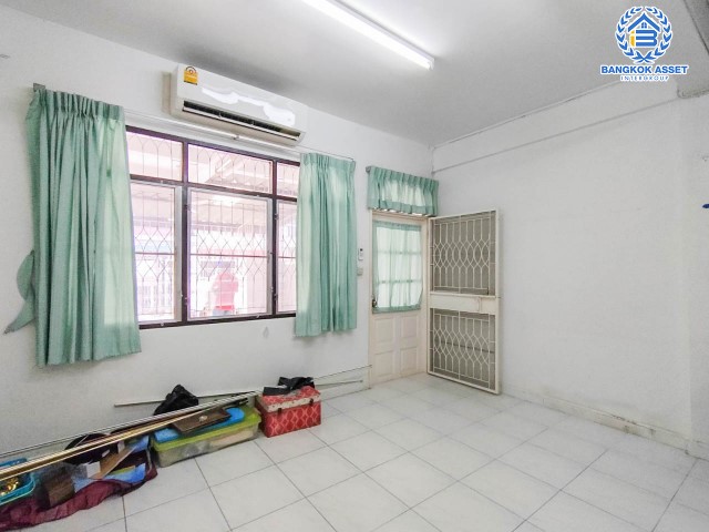 *****ทาวน์เฮ้าส์มือสองย่านนนทบุรี ม.ซอยเรวดี51 รัตนาธิเบศร์ บนเนื้อที่ 16 ตร.ว. ฟังก์ชัน 2 ห้องนอน 2 ห้องน้ำ 1 ที่จอดรถ แถมฟรี! 3 เครื่องปรับอากาศ 2 เครื่องทำน้ำอุ่น 1 เครื่องดูดควัน บ้านสวย ตกแต่งพร้อมอยู่ เพียง 5 นาทีก็ถึงรถไฟฟ้าสายสีม่วง "สถานีศูนย์ราชการนนทบุรี" จองด่วน!